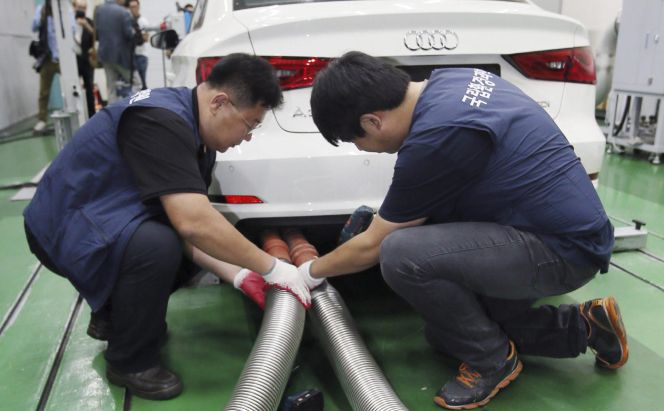 Varios inspectores del Instituto Nacional de Investigación Medioambiental realizan un test de emisiones en un coche de la firma Audi en Incheon, al oeste de Seúl (Corea del Sur).