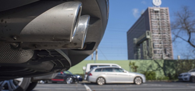 Detalle del tubo de escape de un Volkswagen Passat