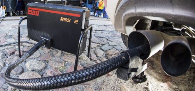 Un dispositivo mide los niveles de emisiones del motor diésel de un Volkswagen Golf 2.0 TDI.