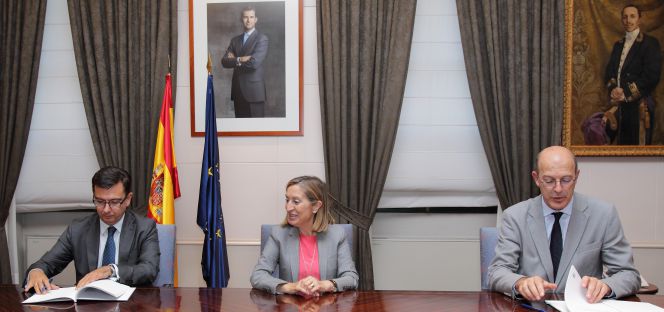 La ministra de Fomento, Ana Pastor, esta tarde entre el vicepresidente del BEI, Román Escolano, y el presidente de Renfe, Pablo Vázquez.