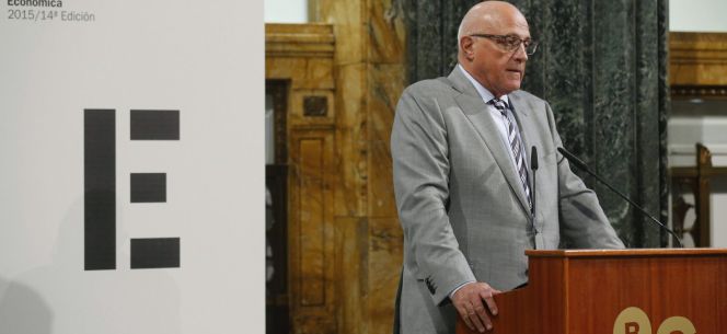 El presidente de Banco Sabadell, Josep Oliu, durante su intervención en el acto de entrega del XIV Premio Sabadell-Herrero a la Investigación Económica 2015, concedido al economista Víctor Martínez de Albeniz