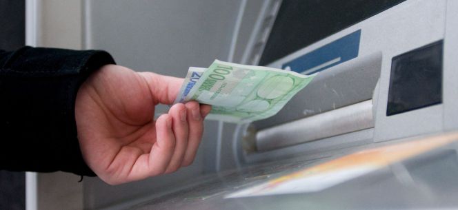 Un hombre saca euros de un cajero automático. EFEArchivo
