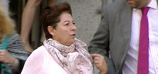 Imagen de televisión de Teresa Arellano, la secretaria personal del exvicepresidente del Gobierno, Rodrigo Rato, a su salida hoy del Juzgado de Instrucción número 31 de Madrid.