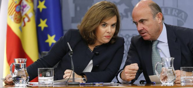 GRA178. MADRID, 02092015.- La vicepresidenta del Gobierno, Soraya Sánez de Santamaría, y el ministro de Economía y Competitividad, Luis de Guindos, durante la rueda de prensa tras el Consejo de Ministros que ha aprobado hoy un real decreto que desarrolla la Ley de Cajas de Ahorros y Fundaciones Bancarias y regula el fondo de reserva que deben constituir estas fundaciones, las que tengan una participación de más del 50 % en la entidad, que deben hacerlo en cinco años. EFEMariscal