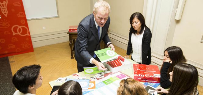 Taller de educación financiera para alumnos de secundaria impartido por un voluntario de La Caixa.