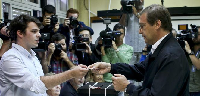 Primer ministro portugués, Pedro Passos Coelho acudiendo a votar.