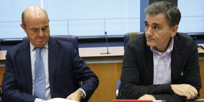 El ministro español de Economía, Luis de Guindos (i) y el ministro griego de Finanzas, Euclides Tsakalotos (d) durante la reunión del Eurogrupo que tiene lugar hoy en Luxemburgo hoy 5 de octubre de 2015.