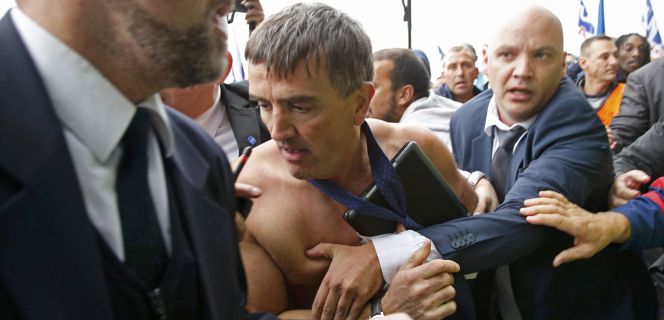El vicepresidente de Recursos Humanos de Air France Xavier Broseta huye descamisado de la reunión con los sindicatos