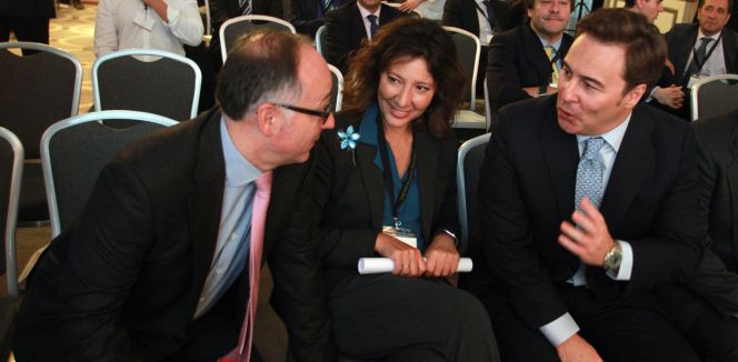 El presidente de Iberia, Luis Gallego, y el de El Corte Inglñes, Dimás Gimeno. En el centro, Cristina Álvarez, consejera del grupo de grandes almacenes.