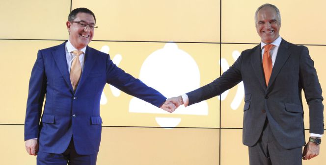 El presidente de Euskaltel, Alberto García Erauzkin (i), junto al director general de esta compañia, Fernando Ojeda, en la Bolsa de Bilbao.