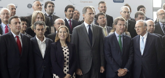 El rey Felipe, en la inauguración del Congreso anual de CEDE, junto a la ministra de Fomento, Ana Pastor, el presidente de CEDE, Isidro Fainé (d), el presidente de la Xunta, Alberto Núñez Feijóo y el alcalde de A Coruña, Xulio Ferreiro.
