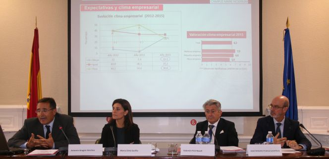 El presidente del Consejo General de Economistas, Valentín Pich, (tercero por la izquierda), en la presentación del informe.
