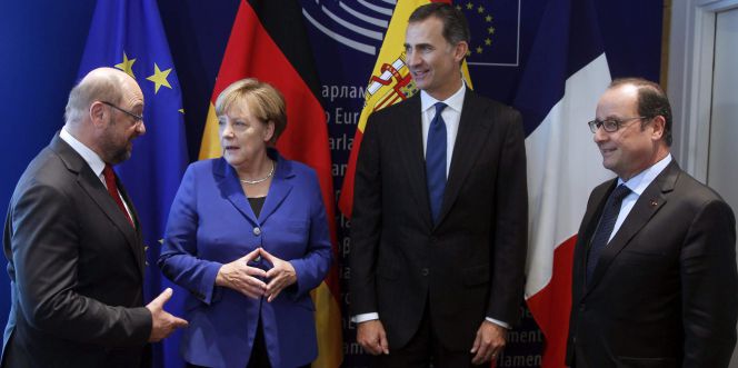 El rey Felipe, que intervino hoy por vez primera ante el pleno del Parlamento Europeo, reunido en sesión solemne en Estrasburgo, posa junto al presidente del Parlamento Europeo, Martin Schulz (i); la canciller alemana, Angela Merkel y el presidente de Francia, François Hollande (d), con quienes mantuvo una reunión. EFEJ. J. Guillén