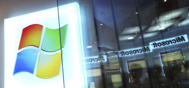 Microsoft lanza su primer portátil.