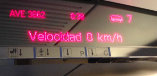 Parados todos los trenes AVE en Cataluña por un posible robo de cable.