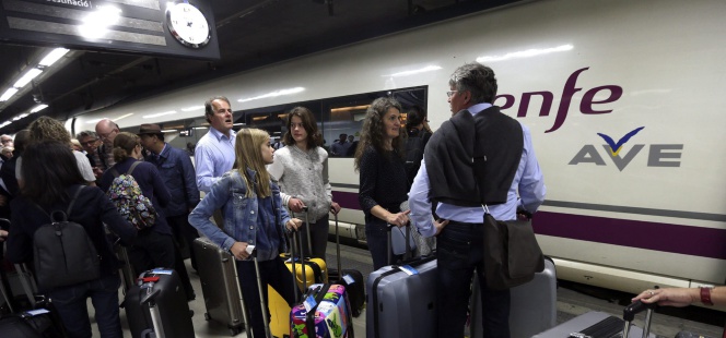 Pasajeros en la estación Sants de Barcelona.