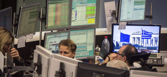 Corredores de bolsa observan los datos de la Bolsa en Fráncfort (Alemania).