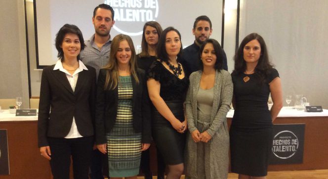 Ocho de los diez jóvenes ganadores del proyecto 'Hechos de talento'