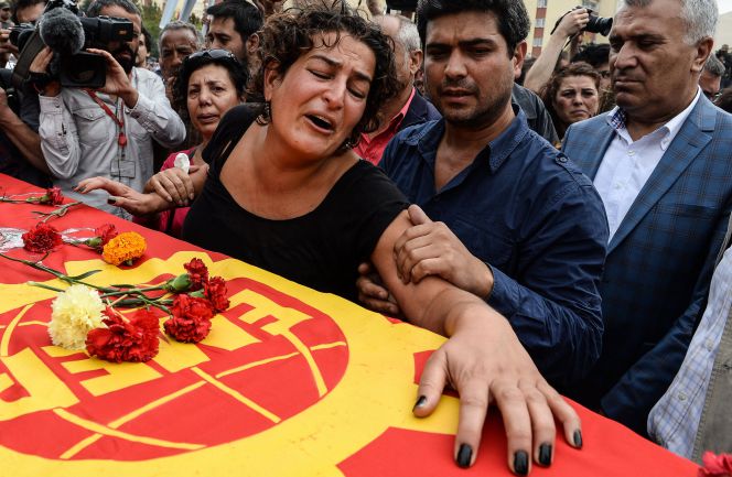 Los familiares de Korkmaz Tedik, una de las víctimas del atentado, lloran sobre su féretro.