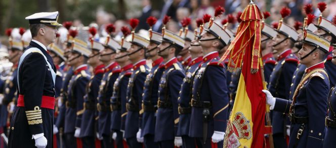 El Rey, vestido con el uniforme de capitán general de la Armada, al inicio del desfile del Día de la Fiesta Nacional.