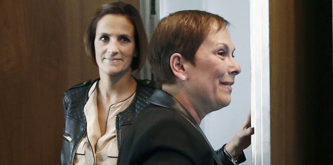 La presidenta del Gobierno de Navarra Uxue Barkos (d) y la portavoz del grupo parlamentario del PSN María Chivite