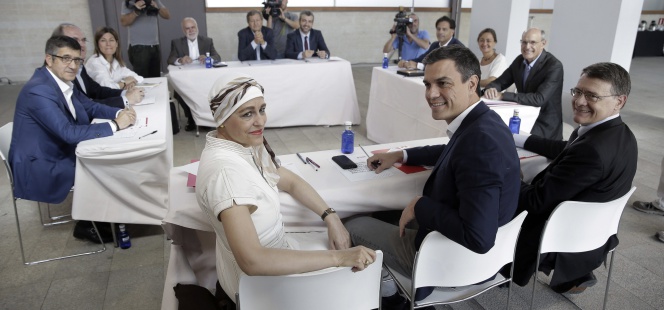 El secretario general del PSOE, Pedro Sánchez, con el equipo de expertos que colabora en la redacción del programa electoral, compuesto, entre otros, por el exministro Jordi Sevilla (a la derecha).