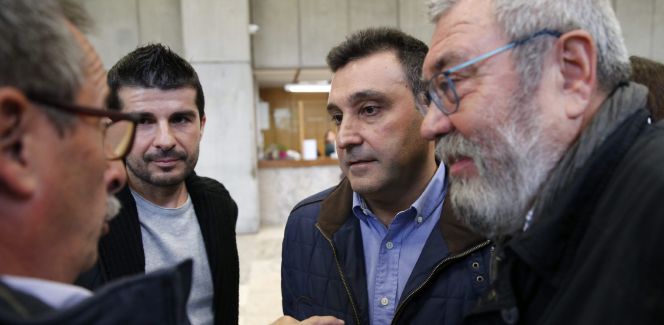 De izda. a dcha. el secretario de Acción Sindical de CCOO, Ramón Górriz, el secretario general del mismo sindicato en Seat, Rafael Guerrero, el presidente del comité de empresa de Seat, Matías Carnero, y el secretario general de la UGT, Cándido Méndez, antes de la reunión que han mantenido con el ministro de Industria, José Manuel Soria, para analizar la situación de Seat y Volkswagen, hoy en Madrid. EFEMariscal