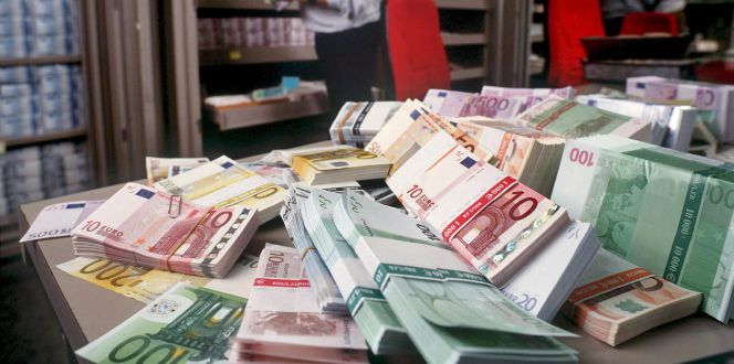 En la imagen, unos billetes de euro de banco en el departamento de cambio extranjero del Union Bank de Suiza.