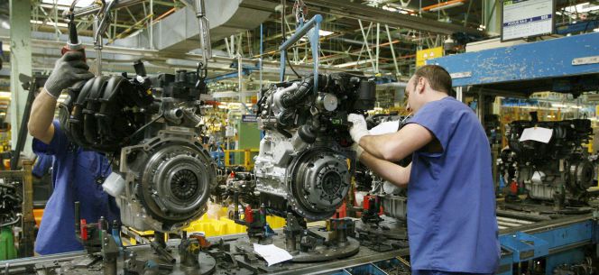 En la imagen, una cadena de montaje de la factoria de Ford en Almussafes (Valencia).