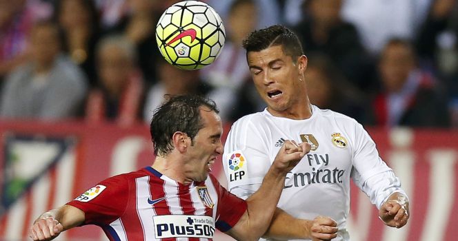 Diego Godín y Cristiano Ronaldo pugnan por un balón