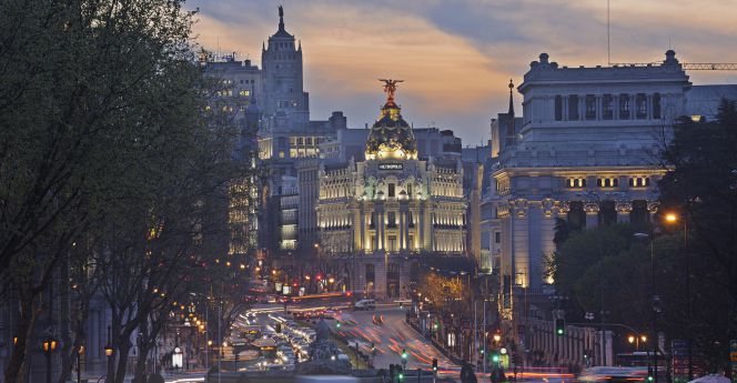 Panorámica de la Plaza de Cibeles, en Madrid, y la confluencia de la calle Alcalá con la Gran Vía.