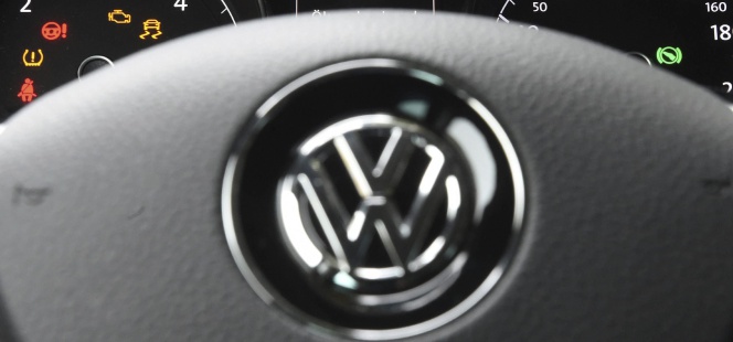 El símbolo de Volkswagen en el volante de un Golf en Leipzig (Alemania).