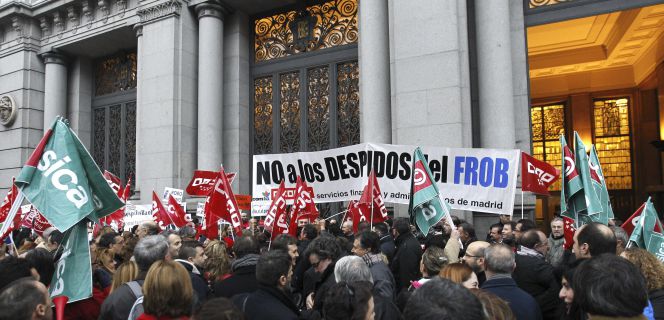 Trabajadores del sector financiero protestan frente a la sede del Banco de España durante los ajustes laborales de 2013.