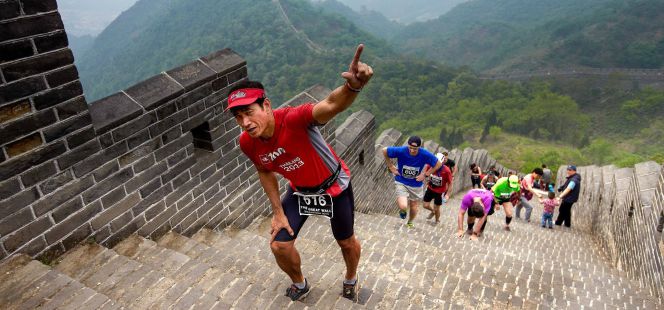 Un participante de la maratón de Huangyaguan llegando a lo alto de la Gran Muralla china.