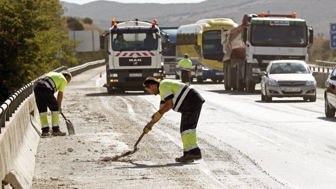 Un equipo de conservación de carreteras limpia la calzada en una autovía navarra. EFE