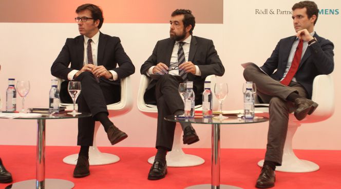 De izquierda a derecha, Juan Moscoso (PSOE), Miguel Ángel Gutiérrez (Ciudadanos) y Pablo Casado (PP).