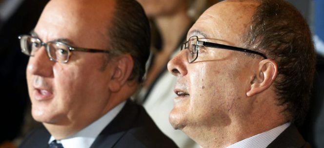 El gobernador del Banco de España, Luis María Linde (d), y el presidente de la Asociación Española de Banca (AEB), José María Roldán (i)