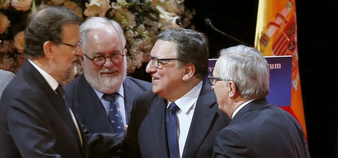 El presidente del Gobierno, Mariano Rajoy, saluda al expresidente de la Comisión Europea, José Manuel Durao Barroso, en presencia comisario europeo de Acción por el Clima y Energía, Miguel Arias Cañete.