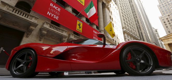 Ferrari situado en la entrada de la Bolsa de Nueva York.