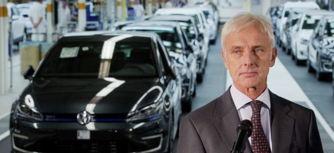 El presidente del grupo Volkswagen, Matthias Müller, se dirige a los medios tras su visita a la planta de Volkswagen en Wolfsburgo.