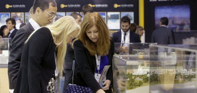 El recinto ferial de Montjuïc acoge desde hoy y hasta el próximo domingo una nueva edición del salón inmobiliario Barcelona Meeting Point (BMP), en el que participan 280 empresas de 15 países y los principales fondos de inversiones internacionales. El salón, organizado por el Consorcio de la Zona Franca de Barcelona (CZFB), se celebra en un contexto generalizado de optimismo ante la incipiente recuperación del sector en España, como indican todos los indicadores económicos.