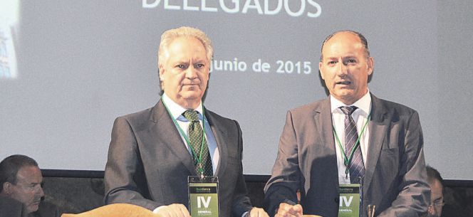 Javier Hermosilla, director general de la entidad, y José Antonio Alayeto, expresidetne, en la última asamble general de Banterra.