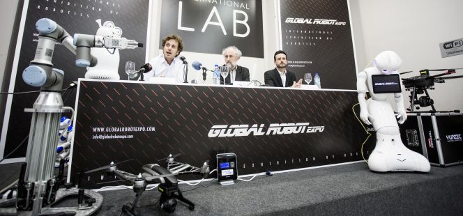 Luis Cueto, coordinador general del Ayuntamiento de Madrid (centro), junto a Enric Forner (CEO de Global Robot Expo) –a la derecha–, y Adolfo González (CEO de Ontiwice), ayer, durante la presentación de la feria.