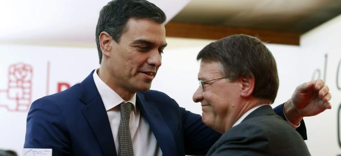 El secretario general del PSOE, Pedro Sánchez, saluda al responsable económico del grupo de expertos del partido, Jordi Sevilla.