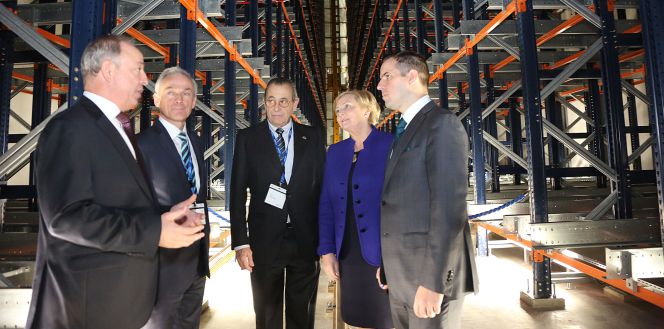 De izquierda a derecha: Andrew O’ConnelL, director general de Grifols en Irlanda; Richard Bruton, ministro de Trabajo, empresa e innovación de Irlanda; Víctor Grifols, presidente y consejero delegado de Grifols; Frances Fitzgerald, ministra de Justicia e Igualdad de Irlanda y Martin Shanahan, director general del IDA.