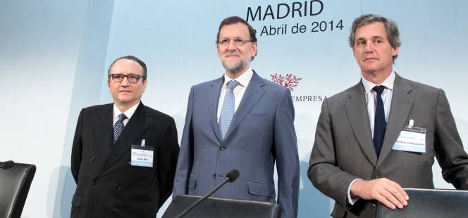 El presidente del IEF, Javier Moll; el presidente del Ejecutivo Mariano Rajoy, y el presidente de Acciona, José Manuel Entrecanales.