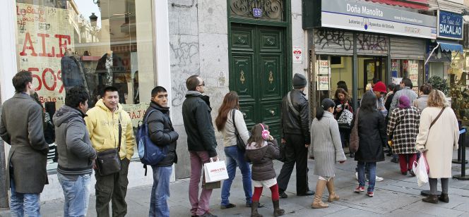 Cola para comprar un décimo en la madrileña administración de lotería de Doña Manolita.