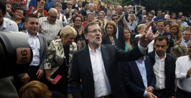 El presidente del Gobierno y candidato del PP a las generales, Mariano Rajoy, a su llegada en Finestrat (Alicante) al último acto de partido en el que participa antes de convocar el próximo lunes las elecciones generales del 20 de diciembre. EFE
