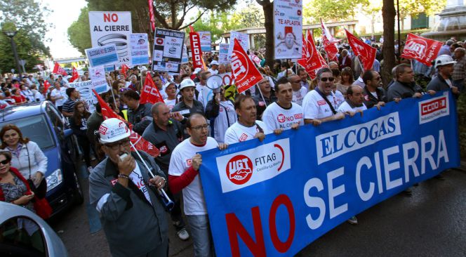 Miles de personas durante una manifestación por las calles del centro de Puertollano "en defensa de Elcogas y por la reindustrialización de la comarca". EFE