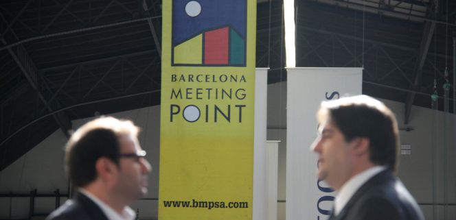 Dos visitantes al Barcelona Meeting Point que se celebra estos días en la ciudad catalana.